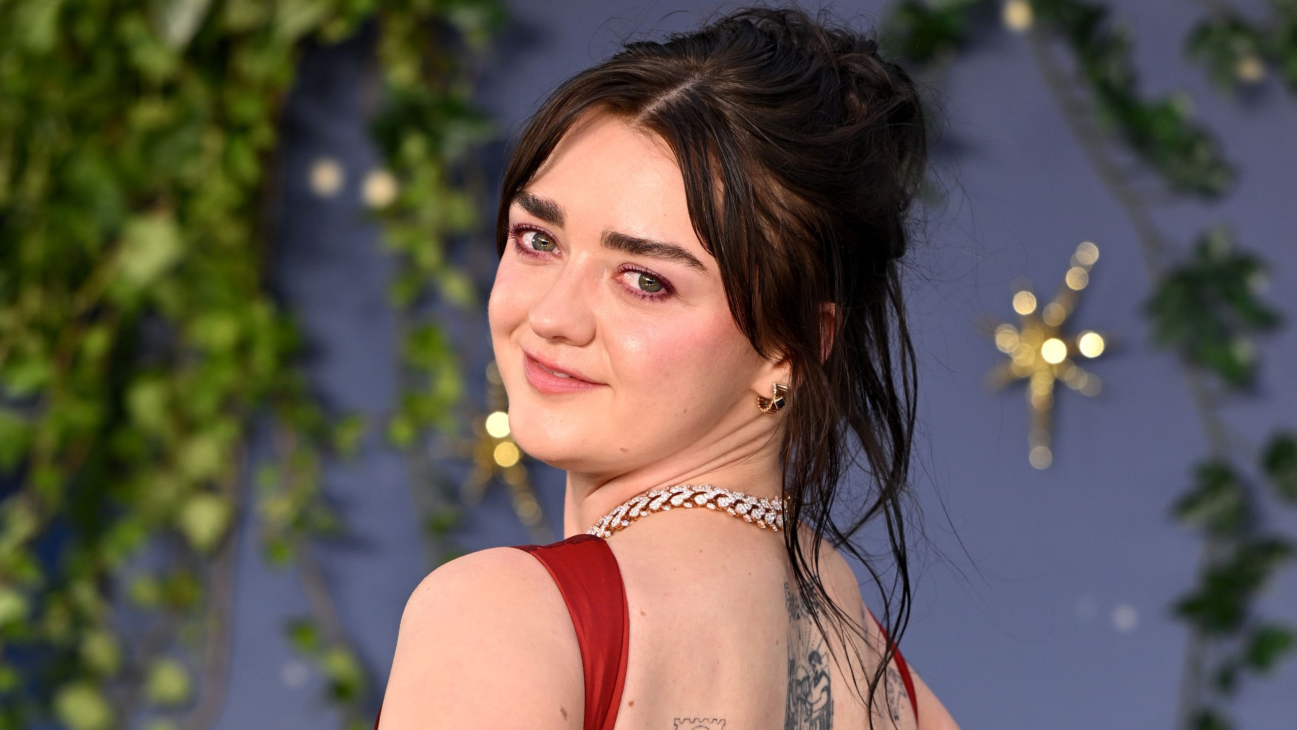Imagem ilustrativa sobre Maisie Williams revivendo o look icônico de Sandra Bullock de 2006 na estreia de ‘Da Magia à Sedução 2’