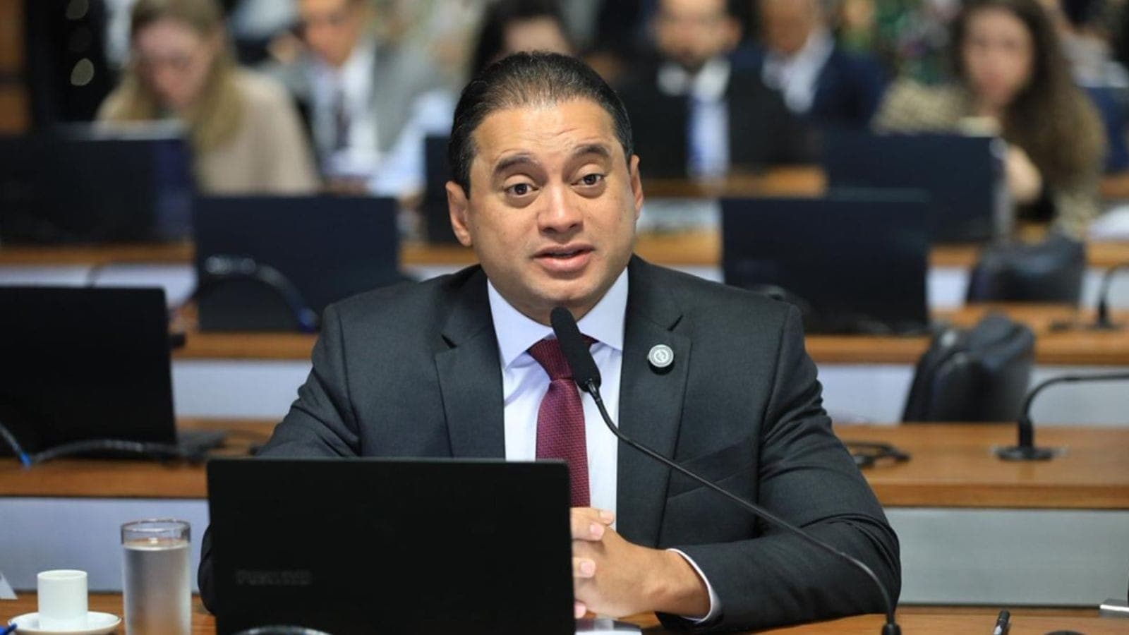 Imagem ilustrativa sobre Senador Weverton Rocha entra na Justiça após vazamento de foto na piscina
