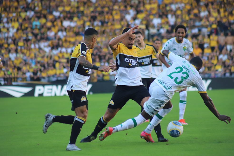 Imagem ilustrativa sobre Criciúma x Cuiabá: 18h, Voz do Esporte e Escalações que podem decidir a Série B