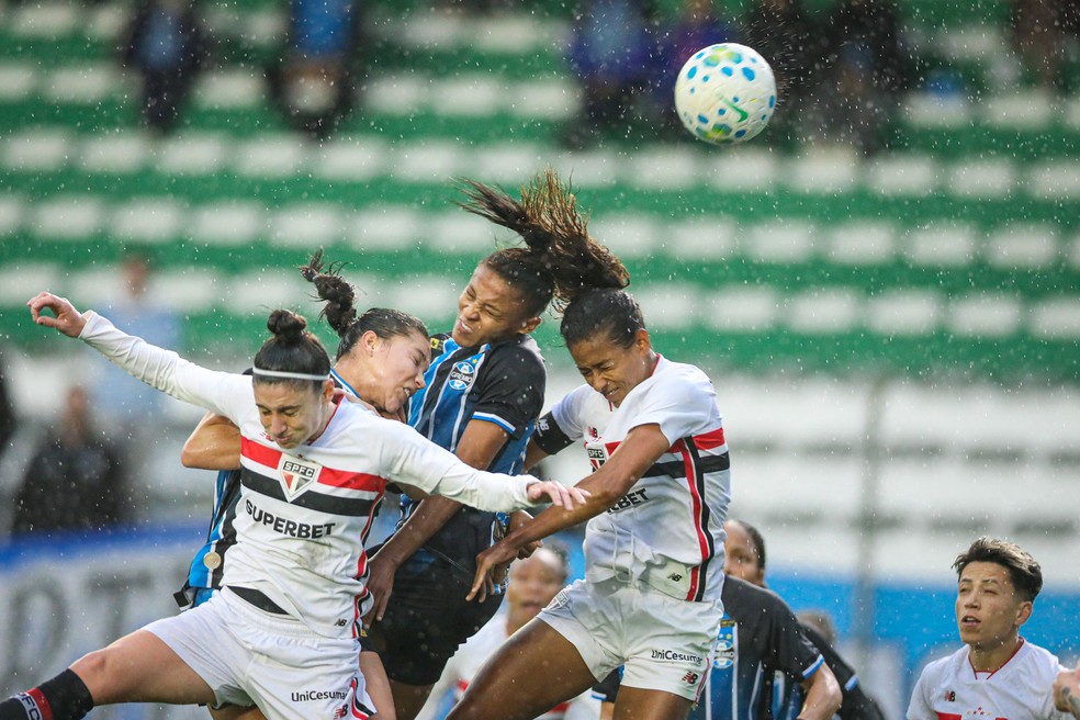 Imagem ilustrativa sobre São Paulo goleia Grêmio nas acréscimos e avança rumo à final do Brasileirão Feminino