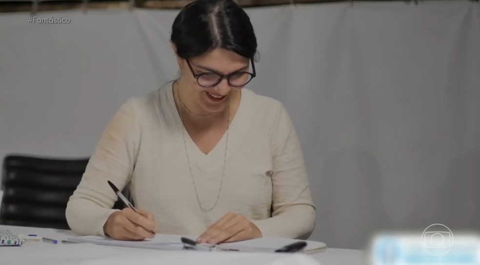 Imagem ilustrativa sobre Maira Rocha em clima de investigação: famílias denunciam cartas copiadas de posts da internet