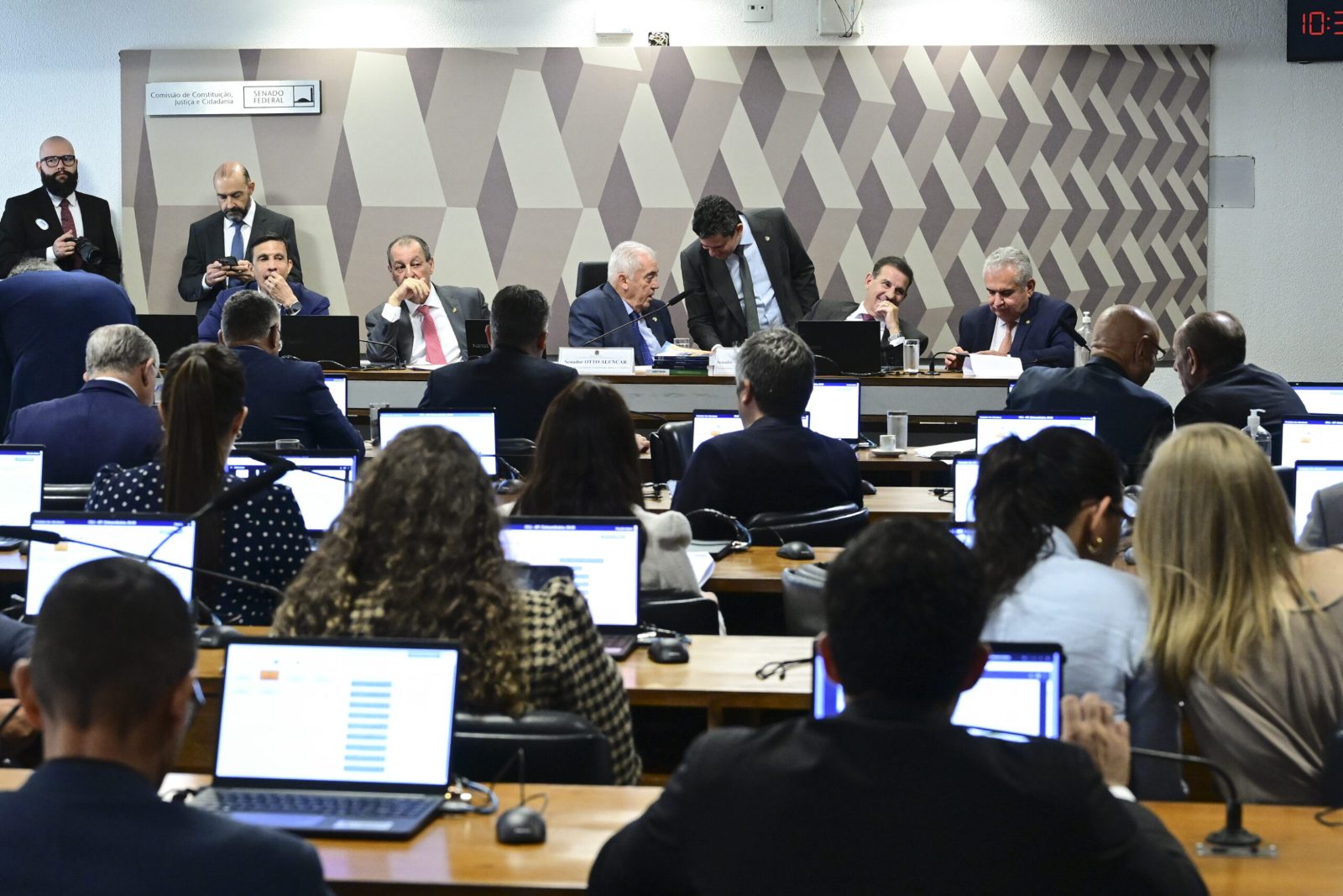 Imagem ilustrativa sobre Senado aprova PEC que encerra escala 6x1; votação no plenário ainda incerta