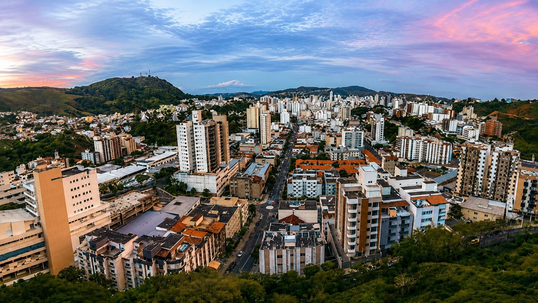 Imagem ilustrativa sobre Juiz de Fora Sedia 9ª Escola de Resiliência enquanto Tiago Seabra elogia a garra do Coritiba e a fé Católica reflete sobre o tema