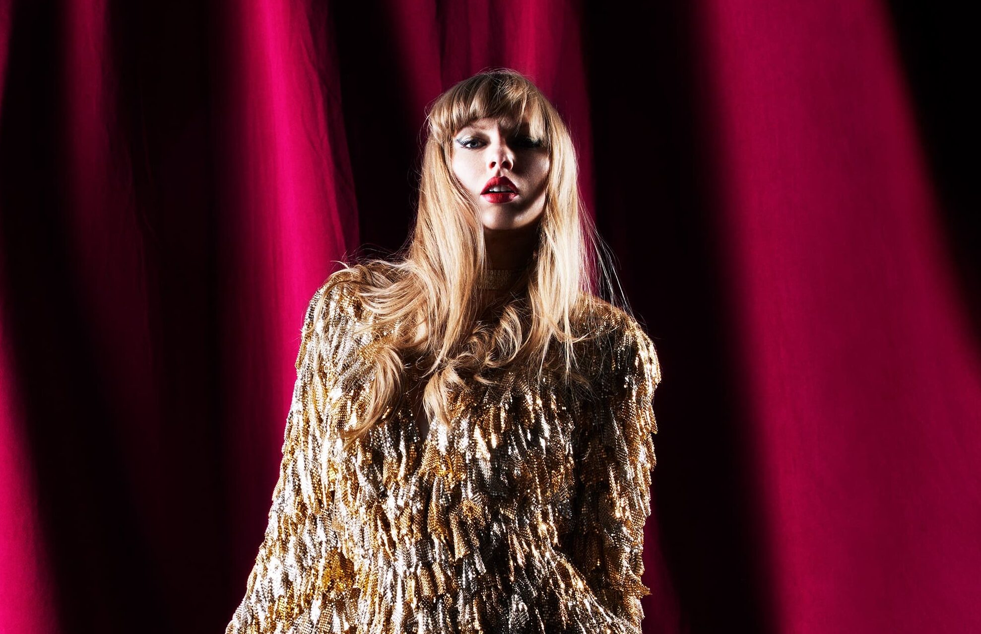 Imagem ilustrativa sobre Taylor Swift lança 'Patient Zero' e fãs já especulam ligação com Chris Martin e Dakota Johnson