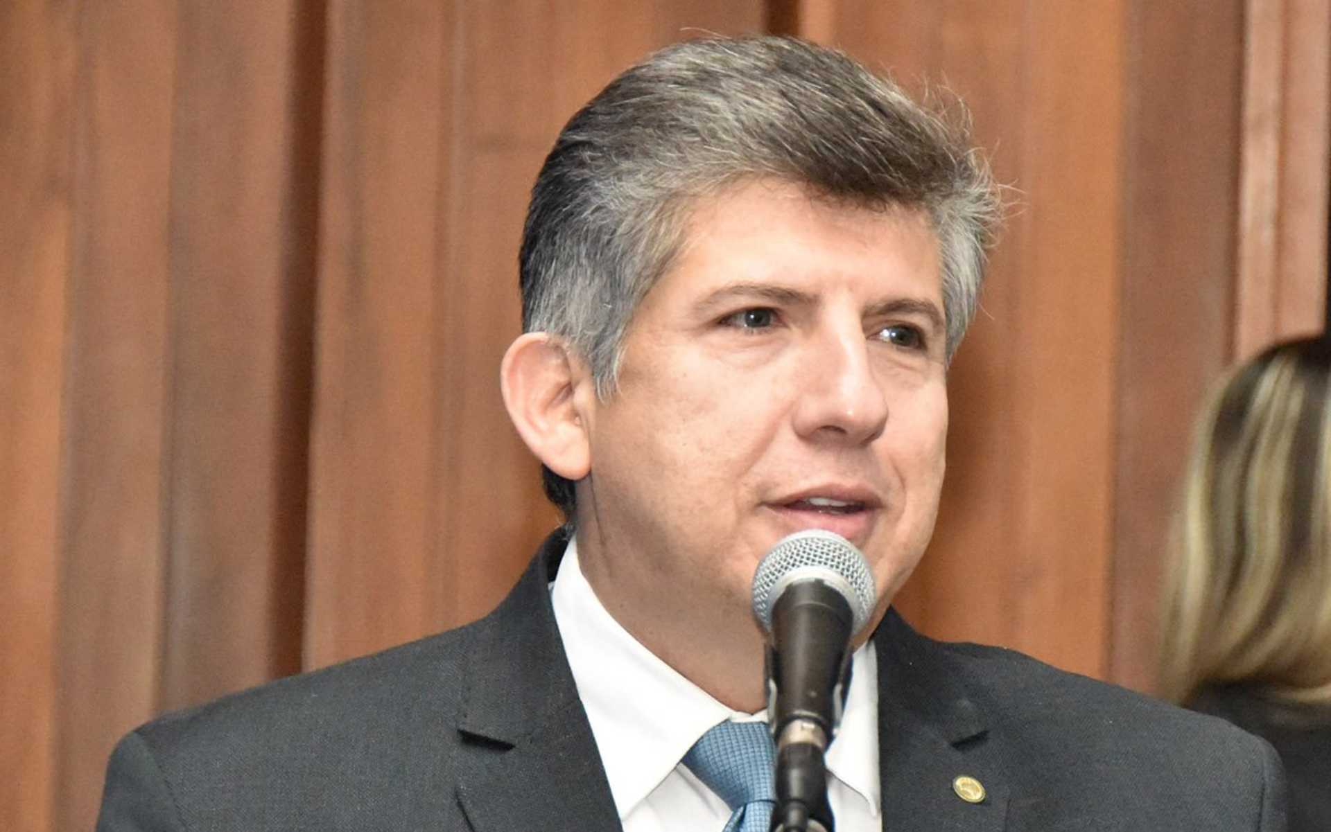 Imagem ilustrativa sobre Assessor de Lídio Lopes é preso com R$ 127 mil em papelotes e tenta subornar policiais com R$ 5 mil