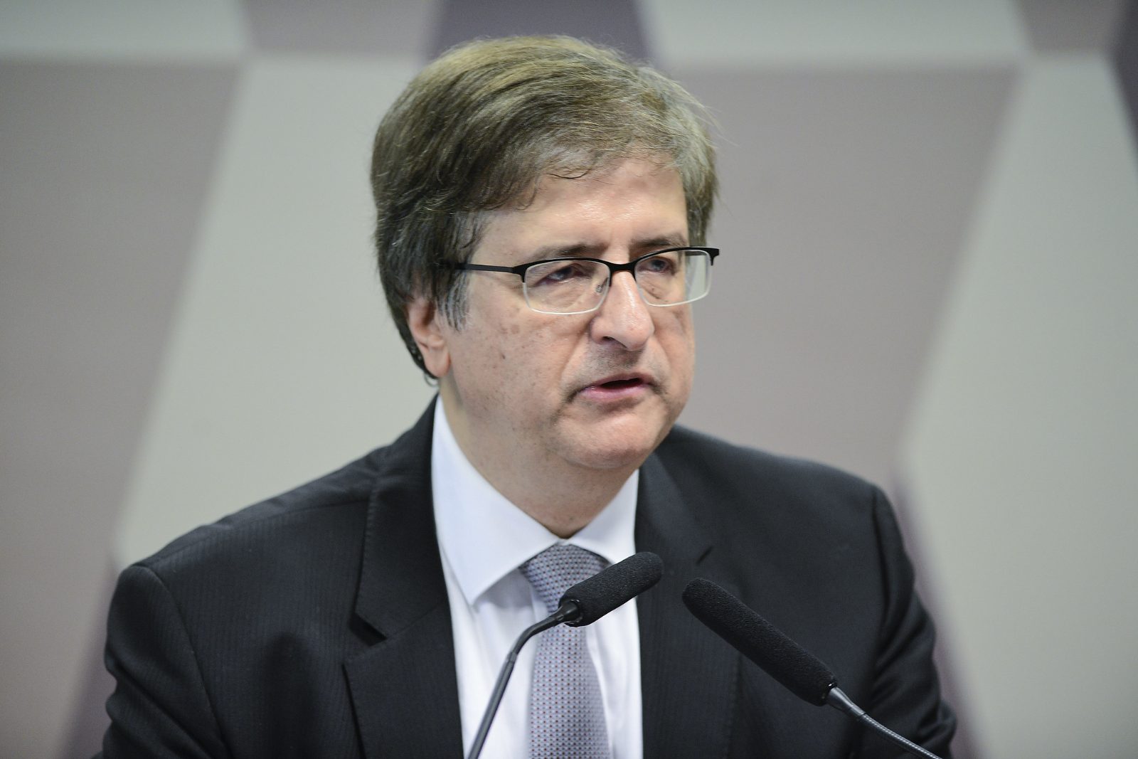 Imagem ilustrativa sobre Procurador‑geral Paulo Gonet é flagrado fumando charuto com ex‑juiz Vorcaro em Londres e gera suspeição na PGR