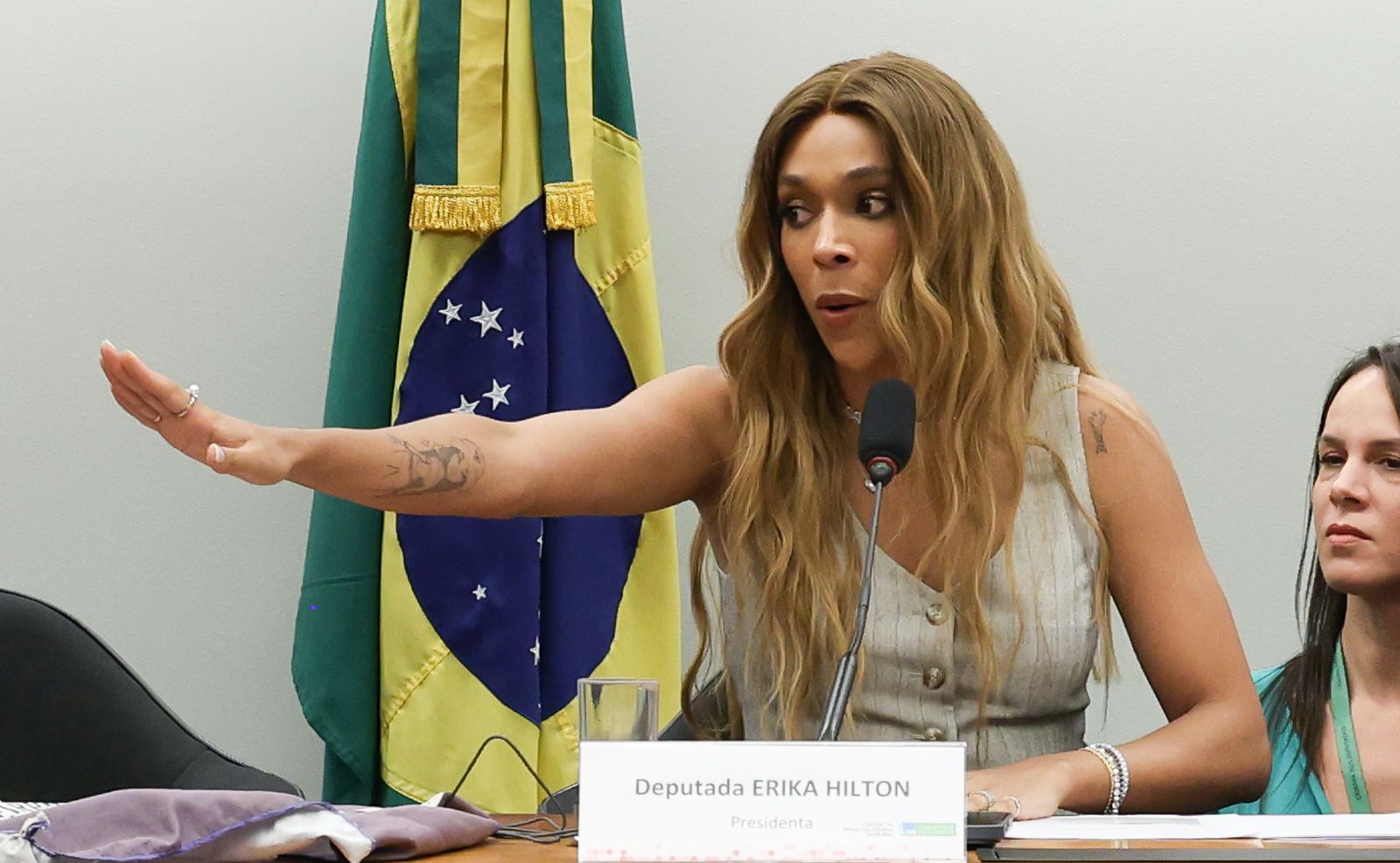 Imagem ilustrativa sobre Ministro divulga post de Erika Hilton e Justiça Eleitoral suspende campanha contra a ativista