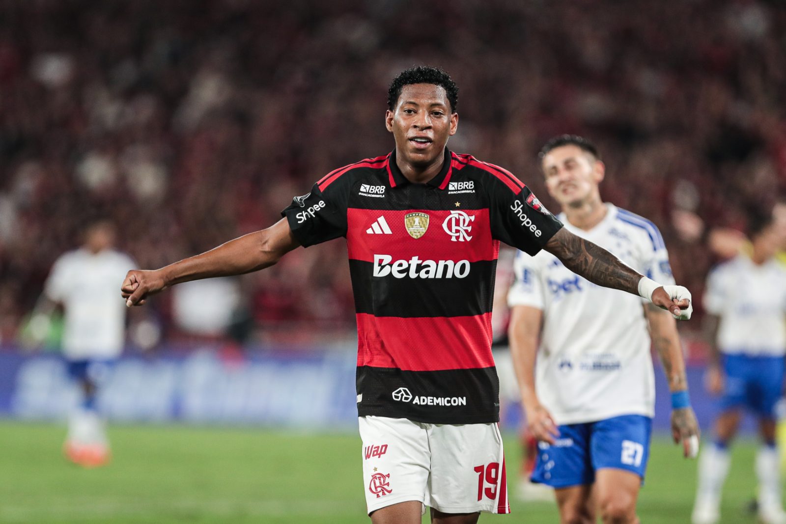 Imagem ilustrativa sobre Flamengo firma venda de Gonzalo Plata ao Dínamo de Moscou por R$72 milhões, enquanto torcedores debatem se foi o pior negócio