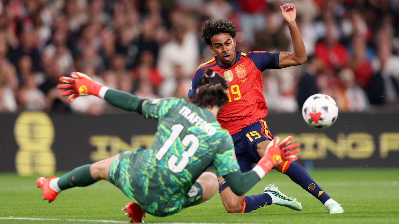 Imagem ilustrativa sobre Inglaterra entrega gol a Yamal no início contra Espanha e Tuchel critica falta de Palmer
