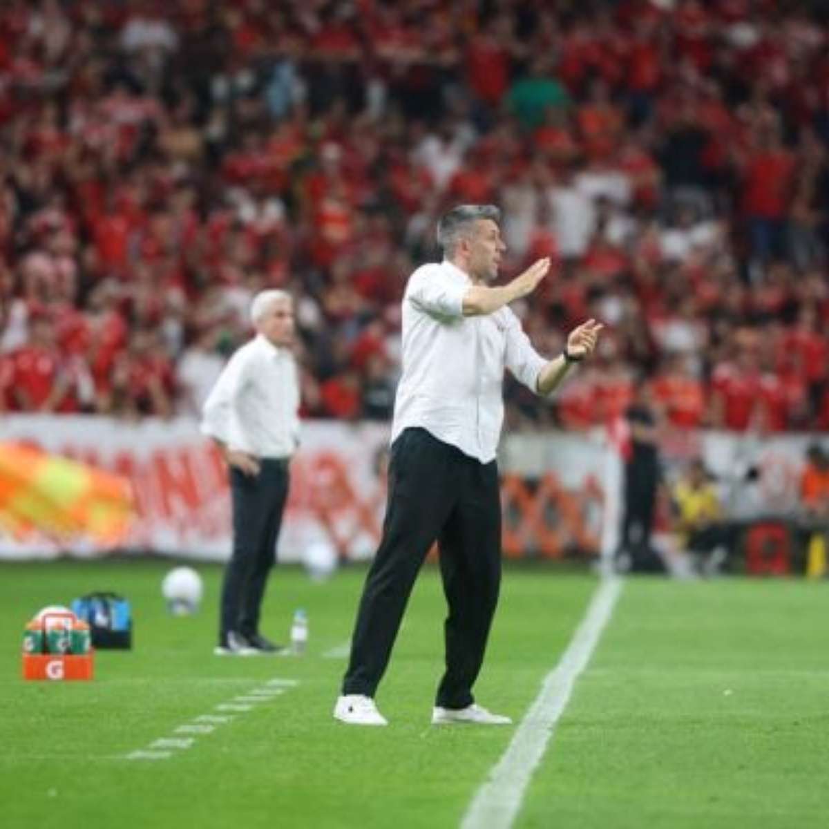 Imagem ilustrativa sobre Pezzolano erra escalação e Inter perde na GreNal, gerando briga e ameaça de demissão