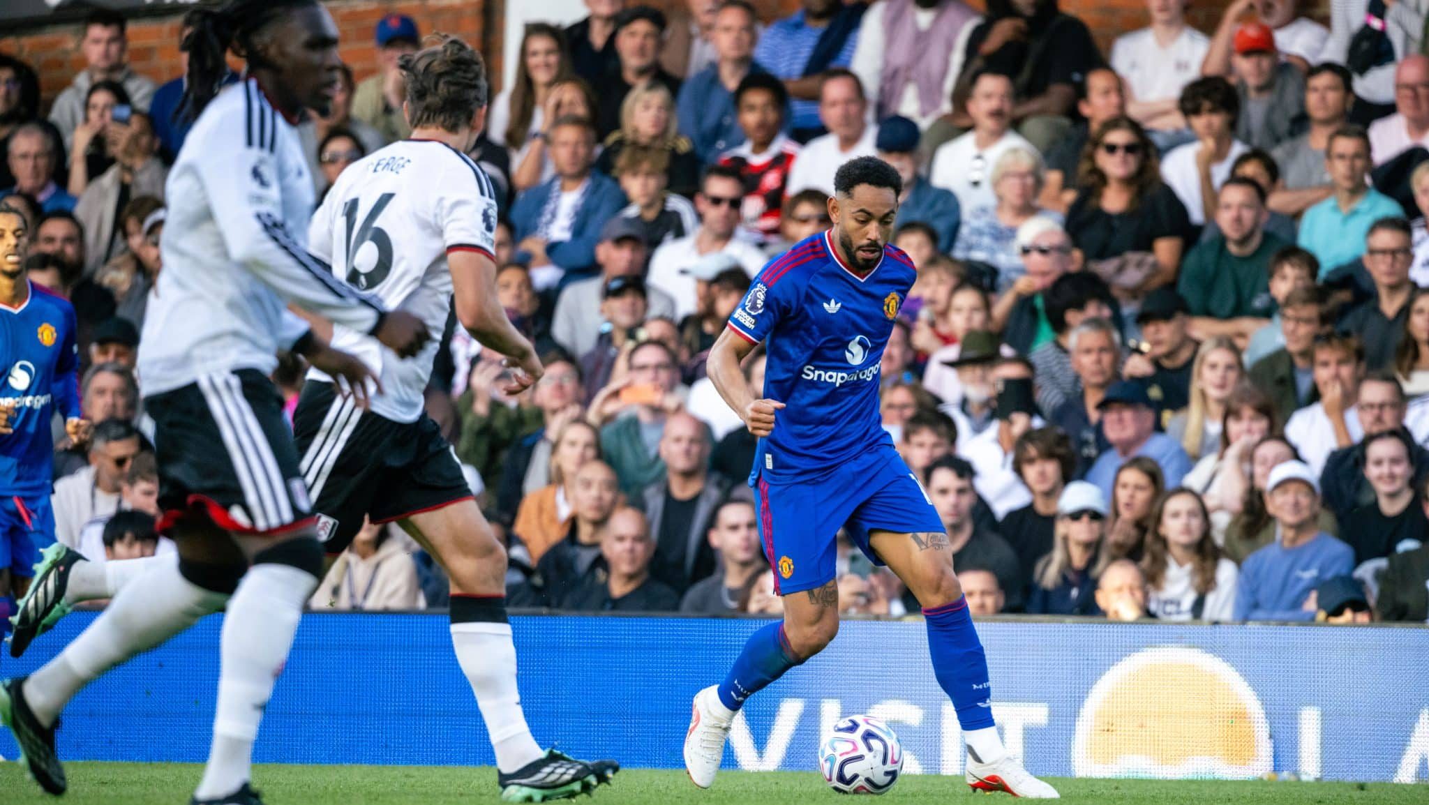Imagem ilustrativa sobre Fulham empata com Manchester United após defesa de Leno que anulou pancada de Martínez