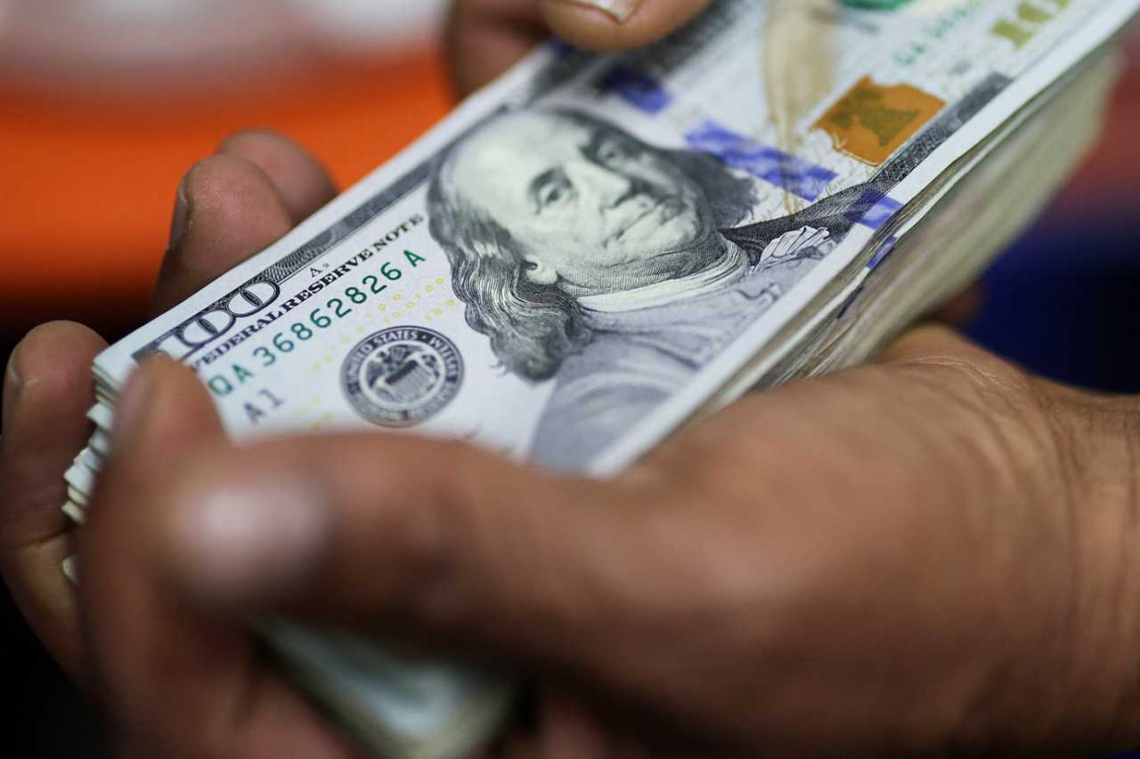 Imagem ilustrativa sobre Dólar cai para R$5,10 após queda do petróleo e atenção às eleições