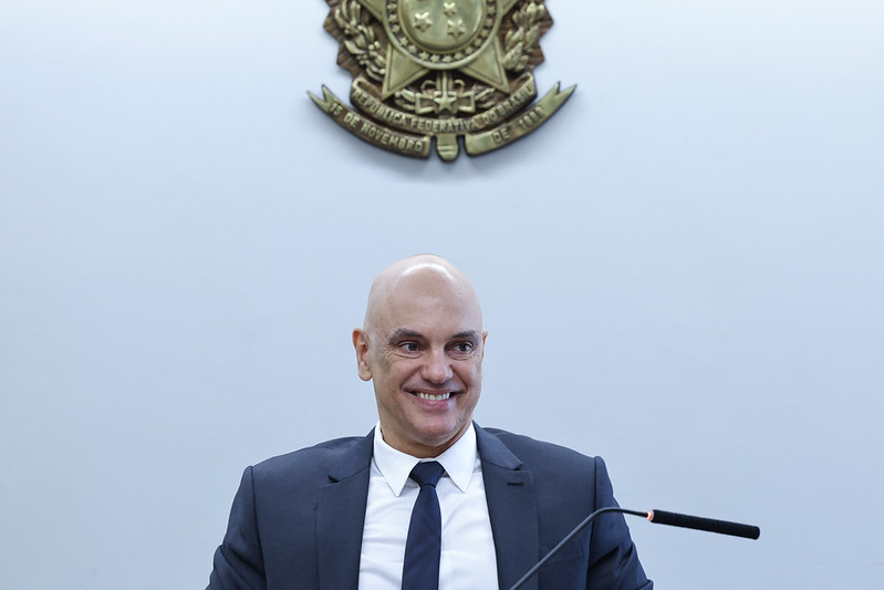 Imagem ilustrativa sobre ‘Acha que 2ª tenho que estar fora?’, pergunta Vorcaro a Moraes sobre deixar o país a