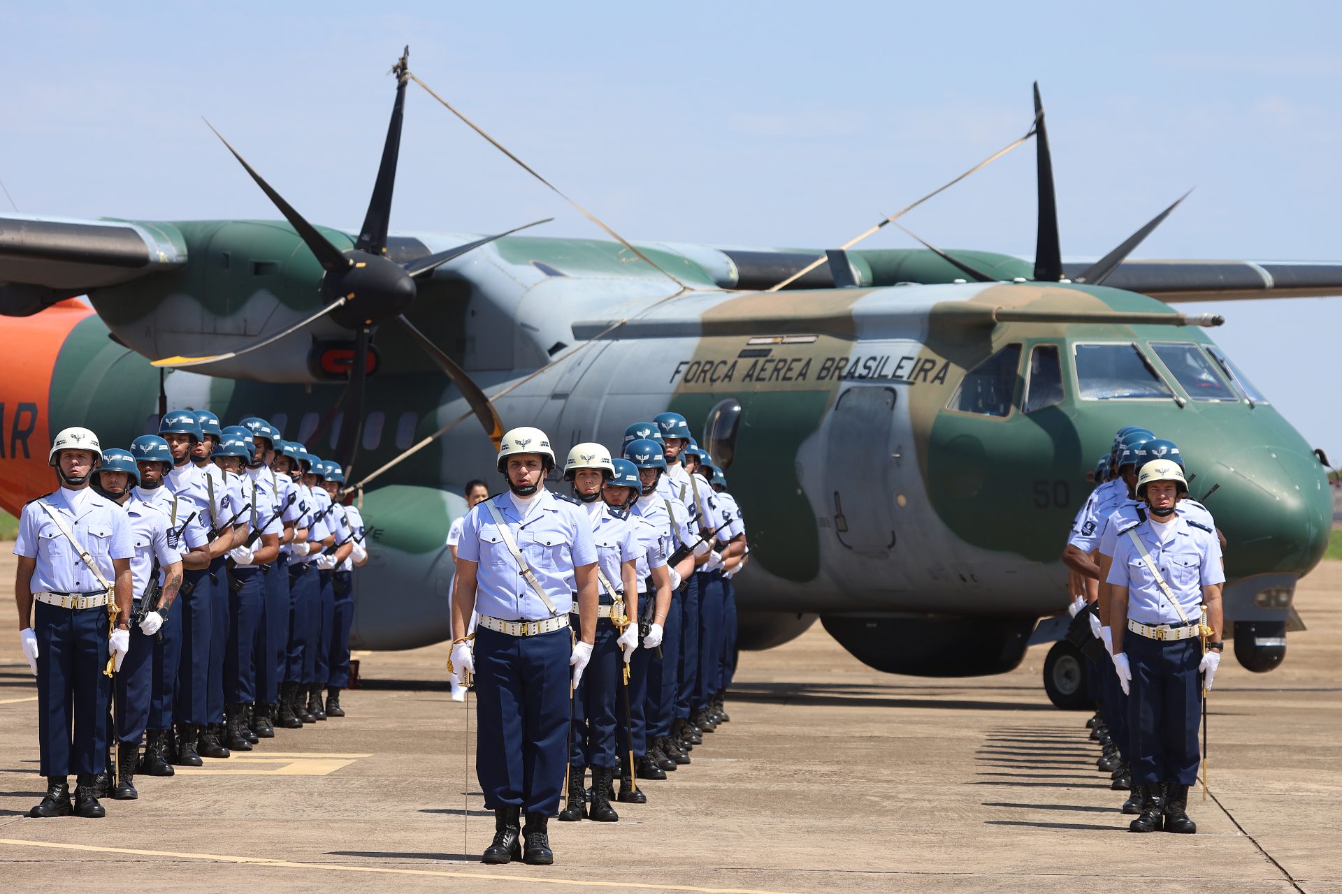 Imagem ilustrativa sobre Hércules que capturou Nicolás Maduro chega à Base de Campo Grande enquanto aeronaves locais buscam cantor Rick em SC