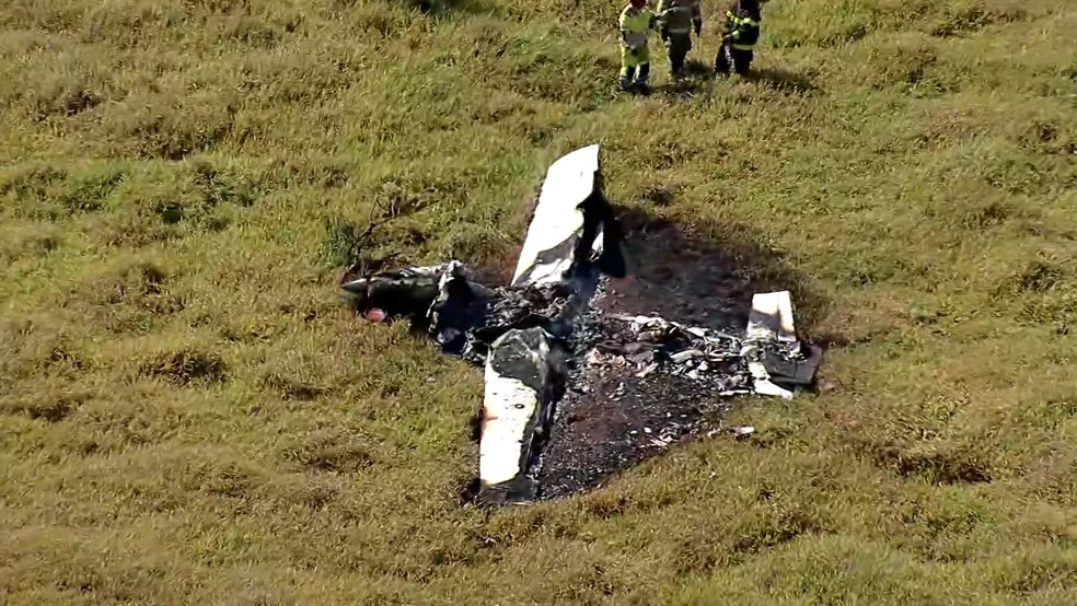 Imagem ilustrativa sobre Avião monomotor cai e entra em incêndio na Grande BH; piloto aciona paraquedas antes de aterrizar em Minas