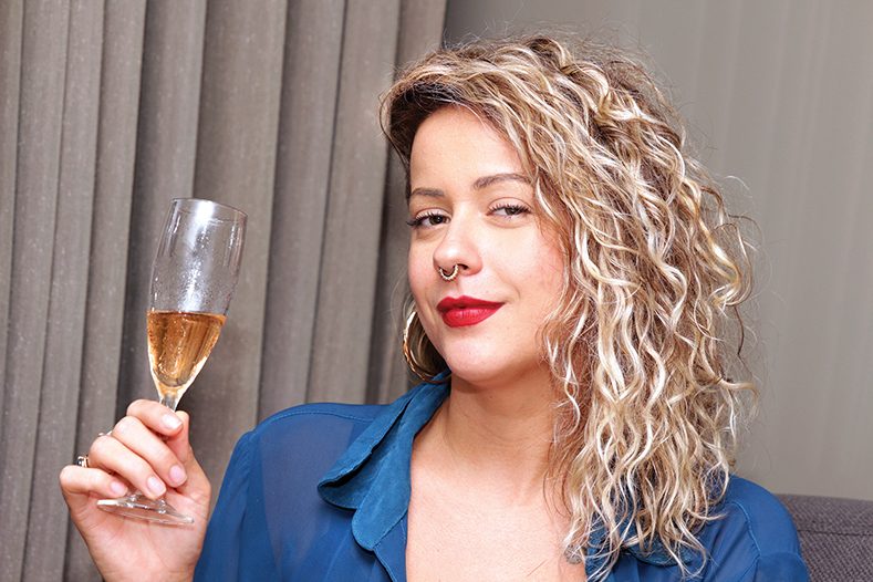 Imagem ilustrativa sobre Irina Cordeiro chora ao receber o primeiro pin na estreia do MasterChef Profissionais 2026