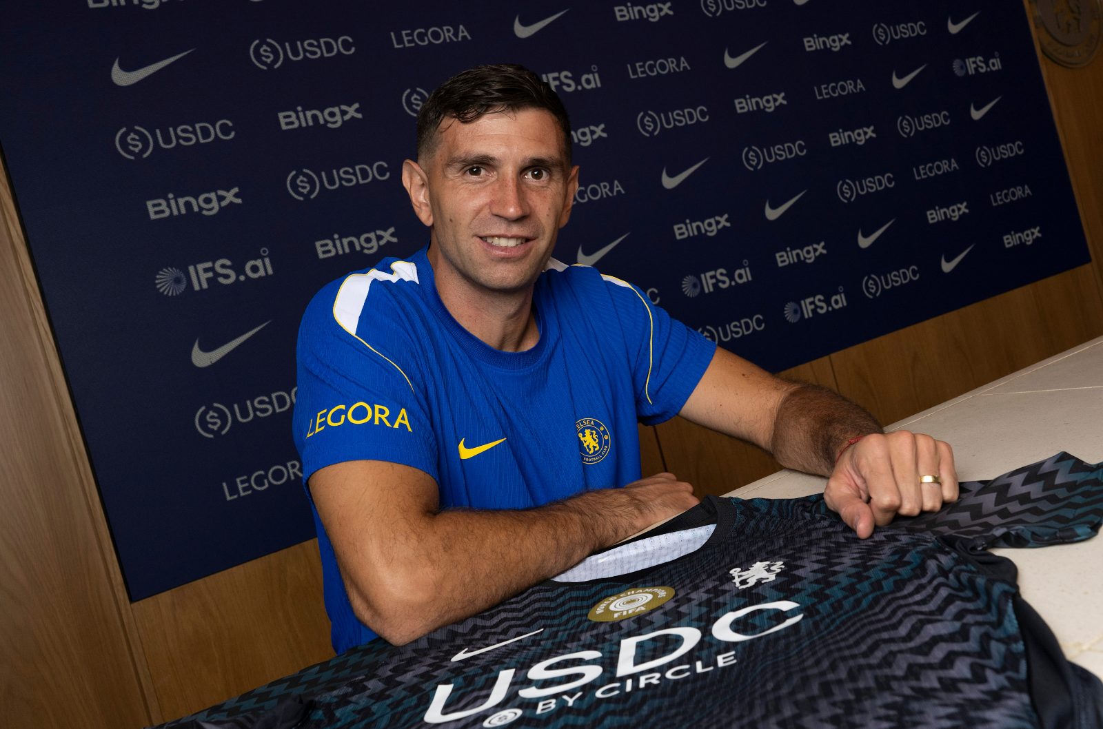 Imagem ilustrativa sobre Chelsea surpreende com contratação de Dibu Martínez: o goleiro argentino traz selo de campeão mundial ao Blues