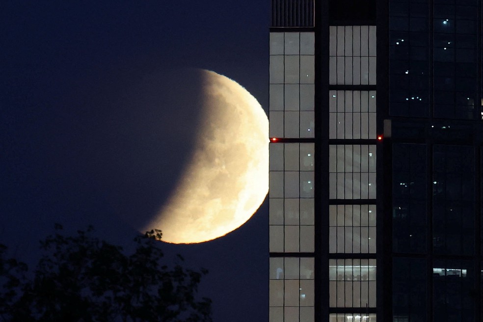 Imagem ilustrativa sobre Eclipse lunar quase total em 28/08: 93% da lua vira vermelho na madrugada brasileira