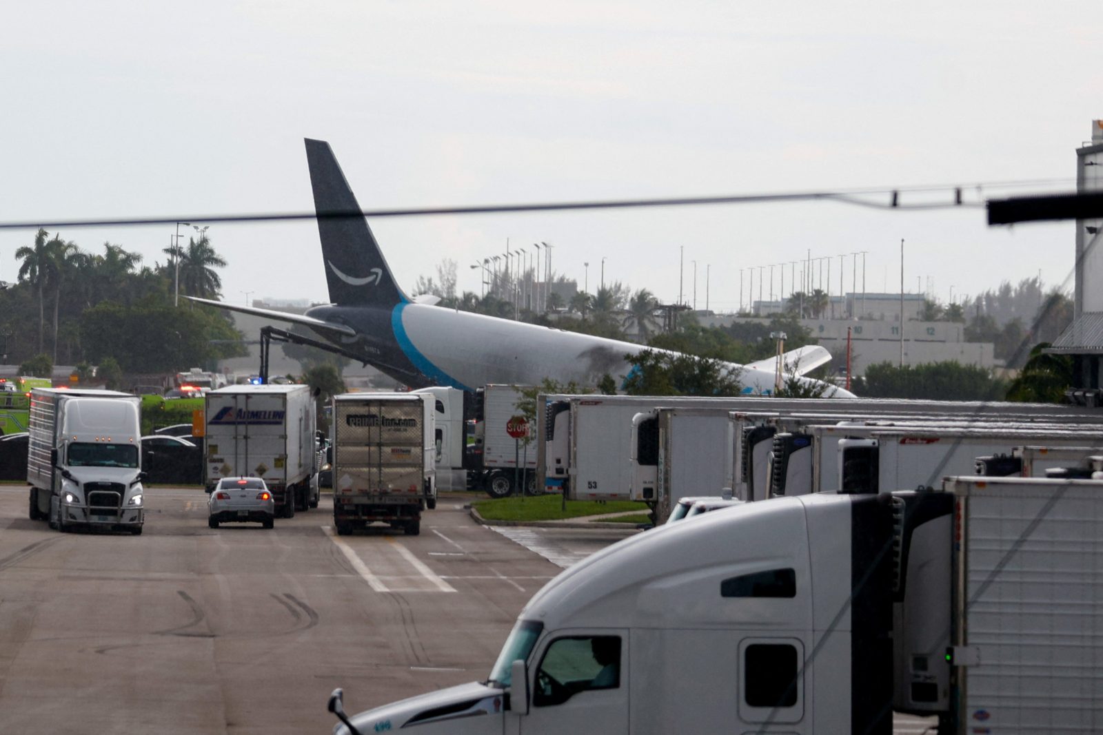 Imagem ilustrativa sobre Avião da Amazon sai da pista em Miami e neuro norte-americano, deixando 5 mortos