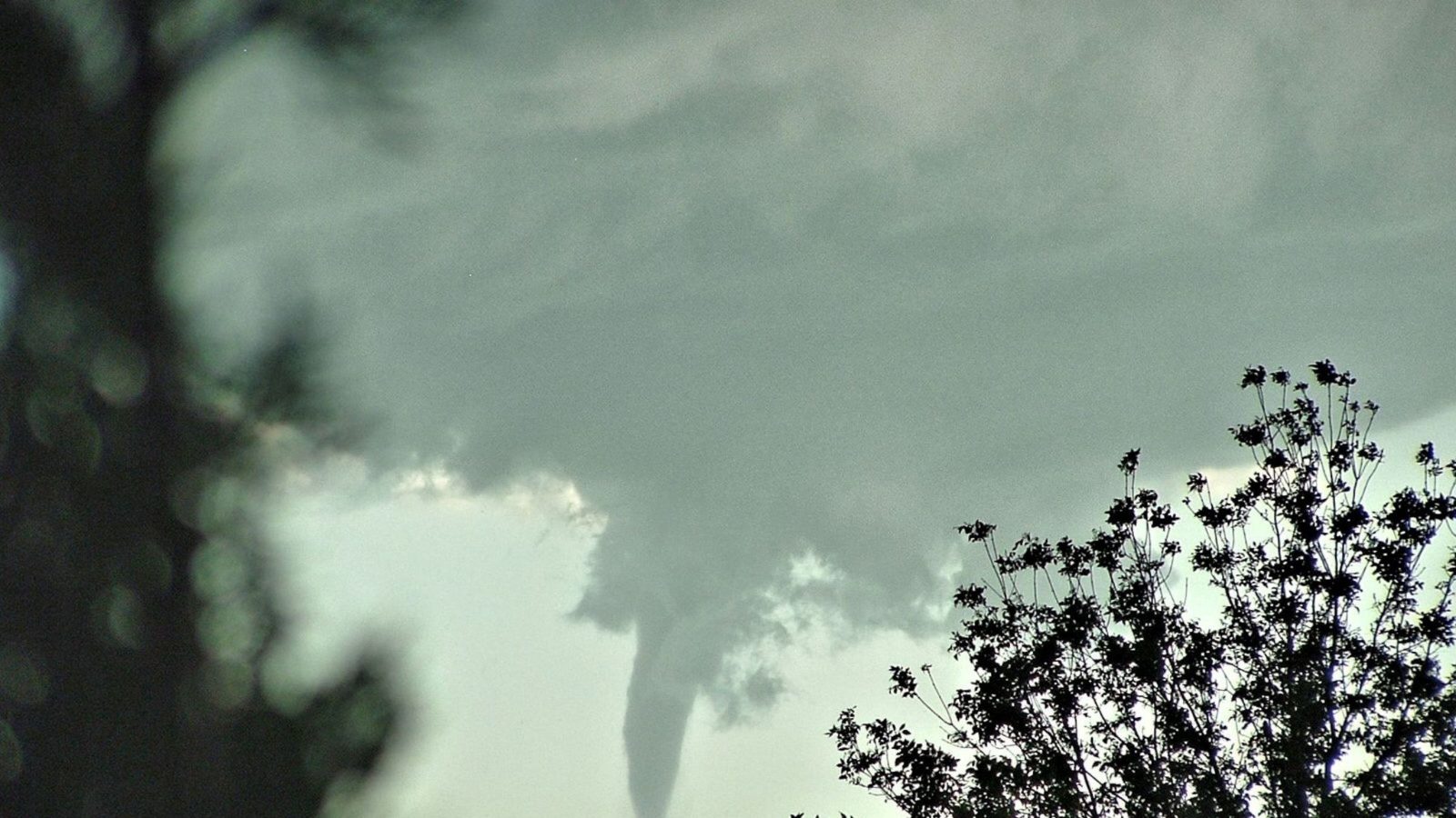Imagem ilustrativa sobre Dois tornados atingem Paraná em 24h: vídeo mostra estragos e alerta chega a SP