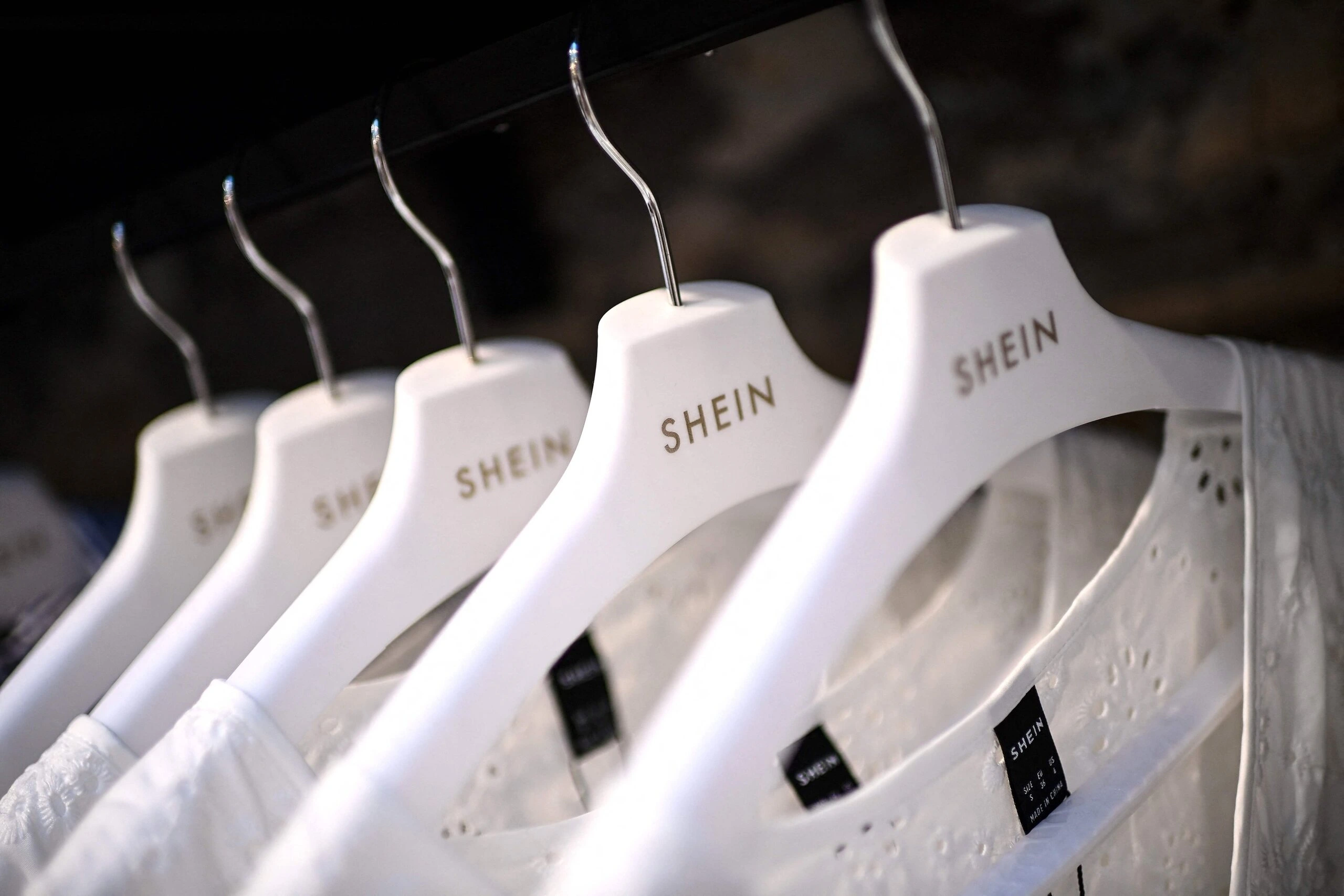Imagem ilustrativa sobre Shein busca US$1,7B em IPO de Hong Kong e lança coleção geek Warner