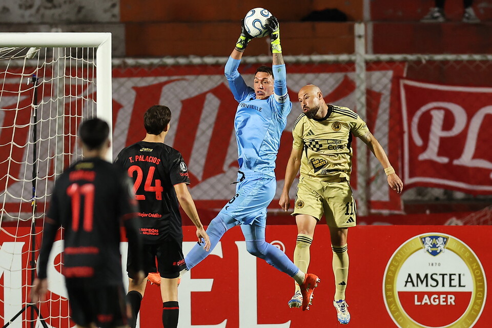 Imagem ilustrativa sobre Muslera brilha na Libertadores e garante ponto crucial após gol bizarro na Copa