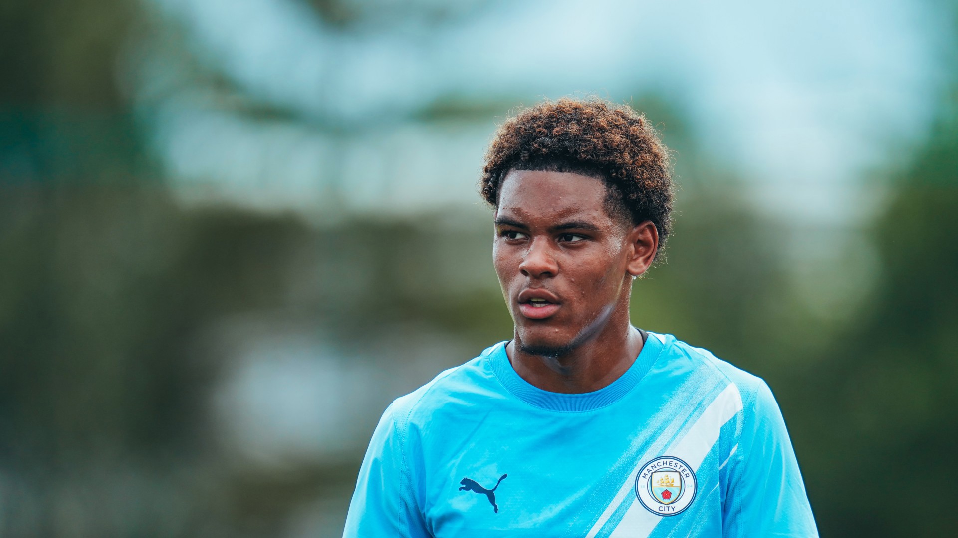 Imagem ilustrativa sobre Floyd Samba brilha na estreia e marca dois gols na vitória do Manchester City sobre o Norwich