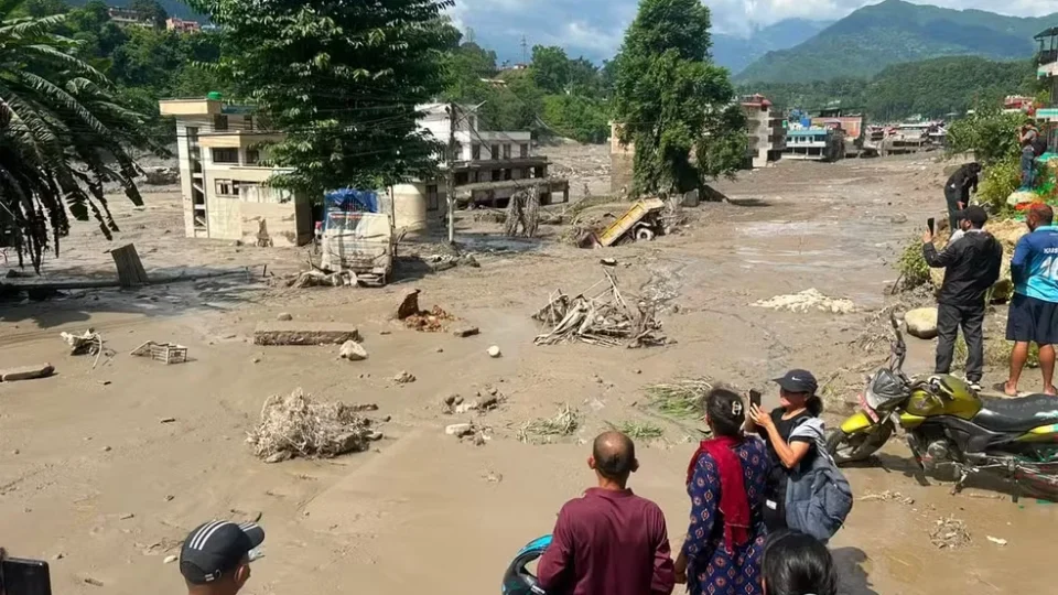 Imagem ilustrativa sobre Enchentes no Nepal e no Tibete: mais de 300 desaparecidos e 17 mortos após deslizamento