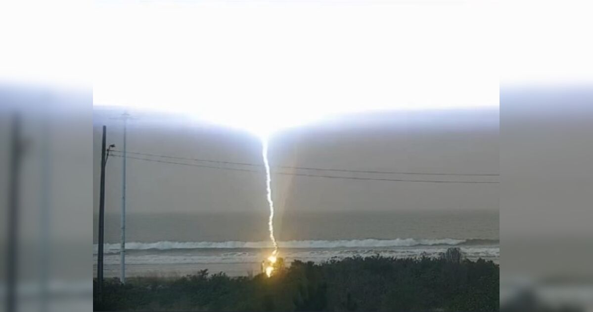 Imagem ilustrativa sobre Morte trágica na Praia da Pinheira: mulher é atingida por raio durante tempestade em Palhoça