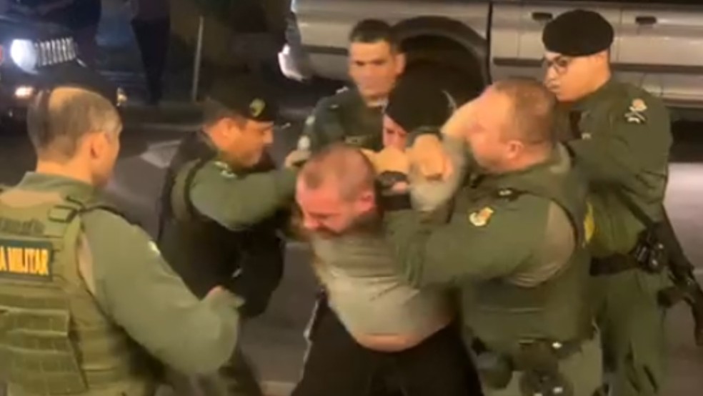 Imagem ilustrativa sobre Delegado ameaçado, PMs presos por armar milícia e cobrança de mensalidade em vagas do RJ