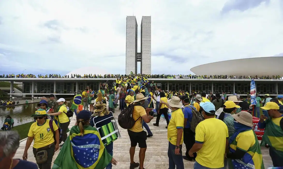 Imagem ilustrativa sobre Réu do 8 de janeiro morre no RS e Justiça de Minas aceita denúncia contra sargento acusado de matar esposa capitã