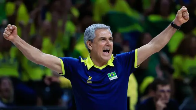 Imagem ilustrativa sobre Zé Roberto faz a tomada de banho: revela novidades na seleção de vôlei, derruba Macris e Natinha e ainda prepara nova fase