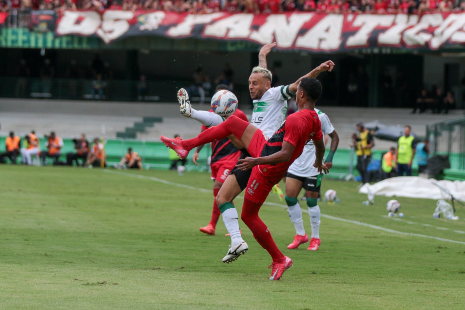 Imagem ilustrativa sobre Clássico Couto: Coritiba e Athletico empatam em campo alagado enquanto torcedor cai da arquibancada