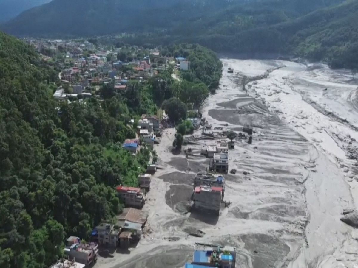 Imagem ilustrativa sobre Enchente repentina na fronteira do Nepal com o Tibete deixa 55 mortos e mais de 380 desaparecidos, 291 turistas estrangeiros