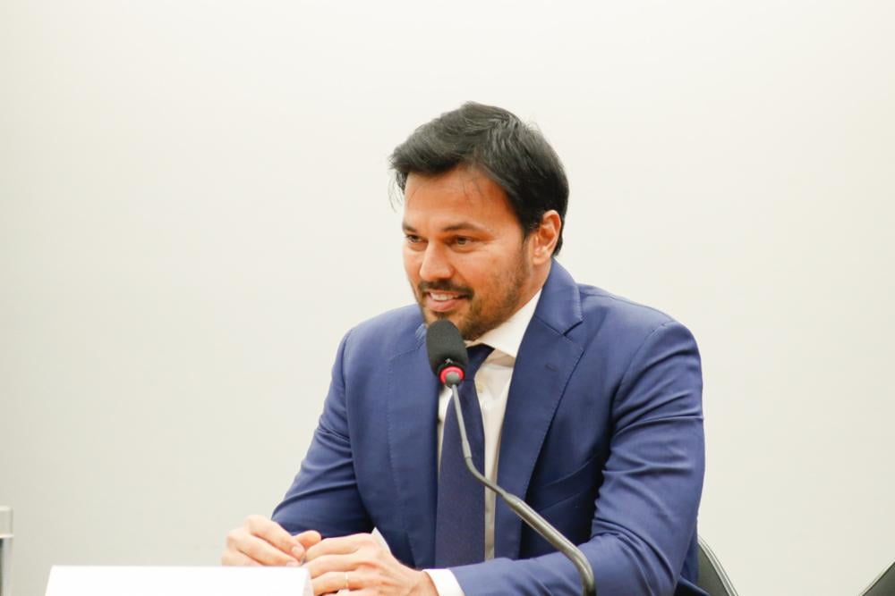 Imagem ilustrativa sobre Fábio Faria, ex‑ministro de Bolsonaro, é apontado pela PF como intermediário de Vorcaro e pastor Moraes