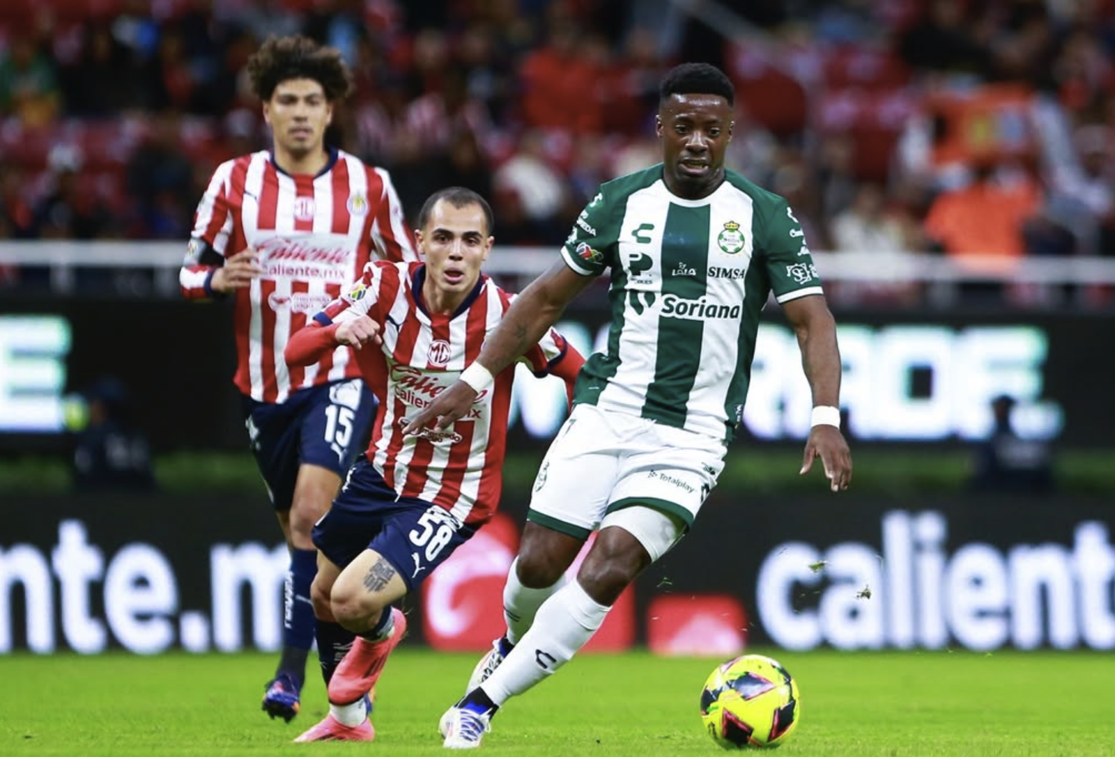 Imagem ilustrativa sobre Santos Laguna x CD Guadalajara: partida em tempo real e inclusão da equipe na EA