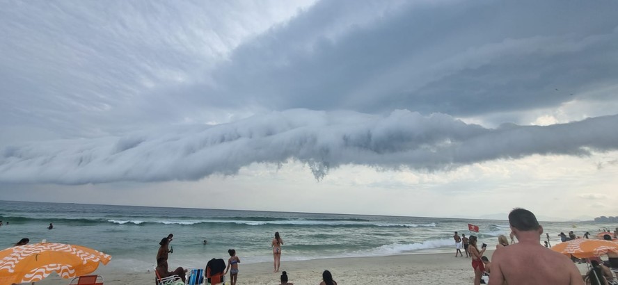 Imagem ilustrativa sobre 20 Pessoas Resgatadas Após Vento Forte na Praia do Pepê – Alerta Climático Continua em Rio de Janeiro