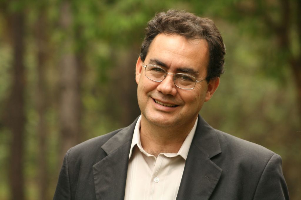 Imagem ilustrativa sobre Augusto Cury, candidato presidencial, ainda não revela filiação