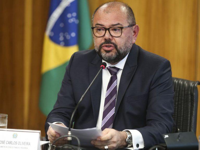 Imagem ilustrativa sobre Ex‑ministro José Carlos Oliveira é citado em vídeo como peça chave em fraude de R$700 milhões no INSS