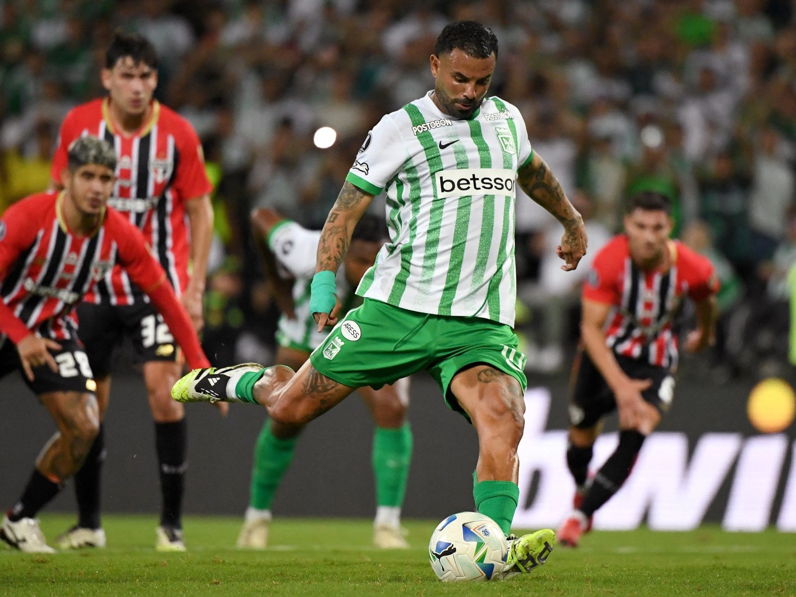 Imagem ilustrativa sobre Atlético Nacional enfrenta São Paulo na Libertadores e cumpre promessa solidária ao Chapecoense