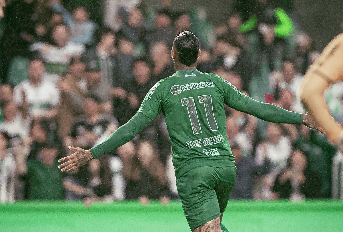 Imagem ilustrativa sobre Alef Manga, segundo artilheiro do Remo, recebe terceiro afastamento após briga em campo