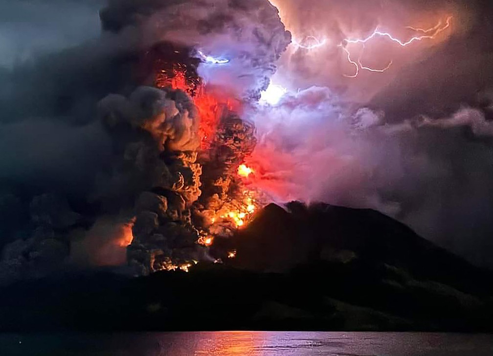 Imagem ilustrativa sobre Vulcão Anak Krakatoa entra em erupção, afeta mais de 340 mil viajantes