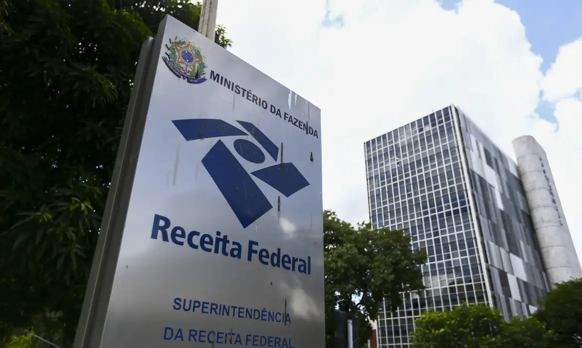 Imagem ilustrativa sobre Receita Federal abre prazo de Simples Nacional 2027, suspende split payment e prende lojas em Teresina