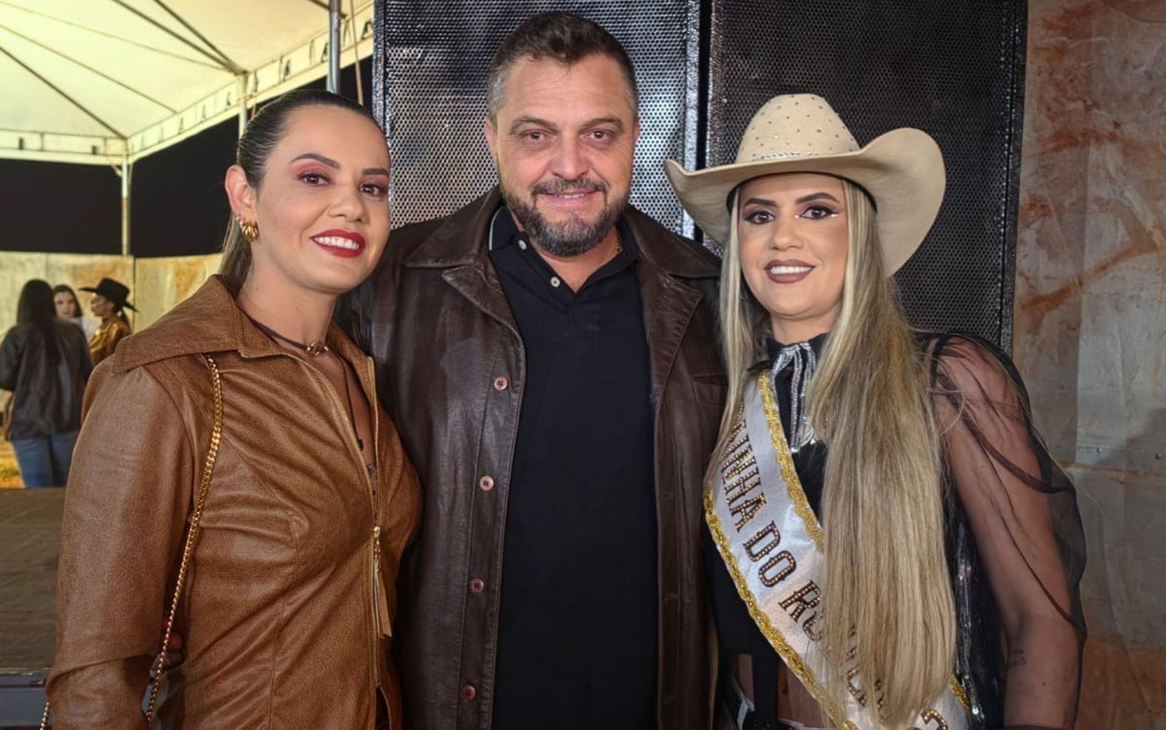Imagem ilustrativa sobre Lara Alves Rueda vive trisal com irmã gêmea e agricultor: "Uma noite minha e uma noite dela"