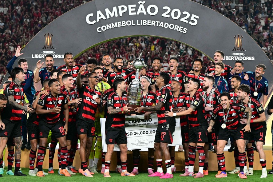 Polêmica em Flamengo x Cruzeiro 'abre margem' e joelho de Plata vira preocupação? O que se sabe