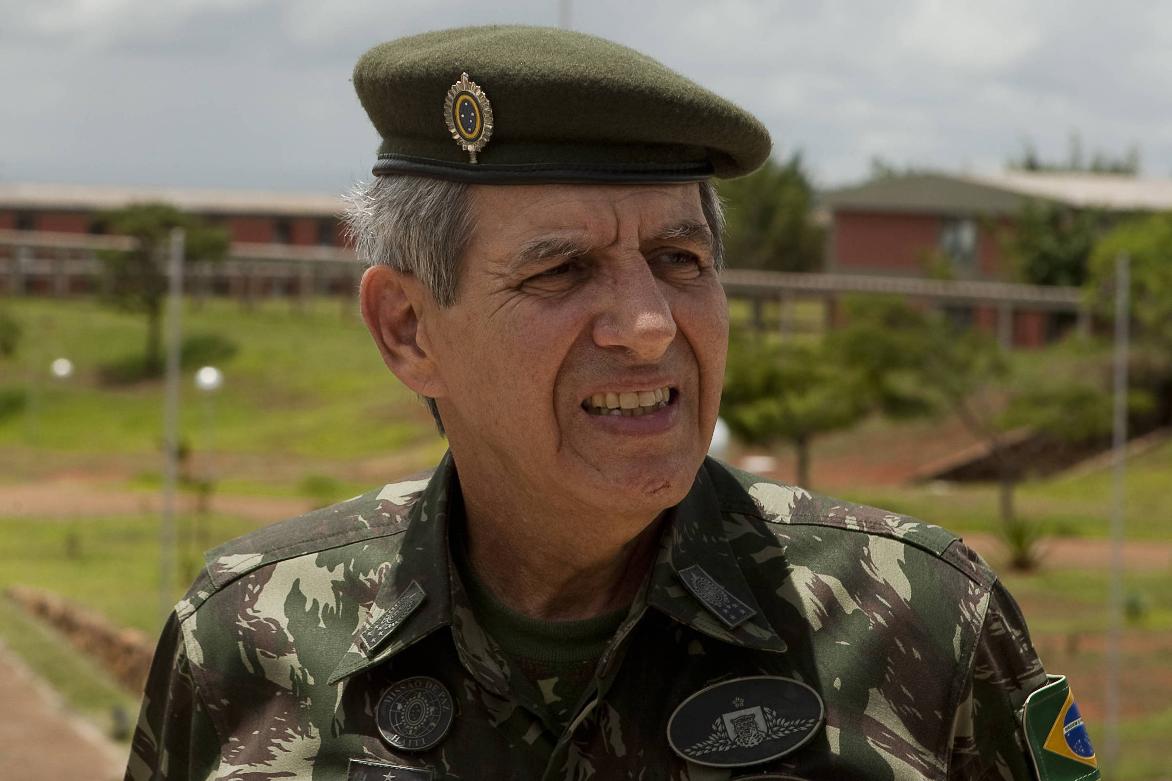 Imagem ilustrativa sobre Augusto Heleno está vivo; boato de morte surge enquanto generais recebem quase R$40 mil
