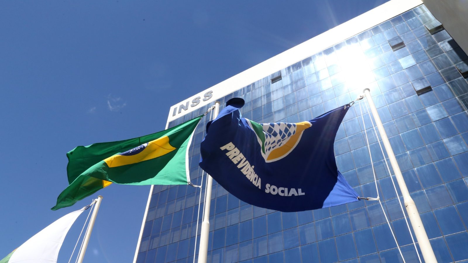 Imagem ilustrativa sobre STJ bloqueia atrasados do INSS, lei reduz filas e ex-procurador fica livre