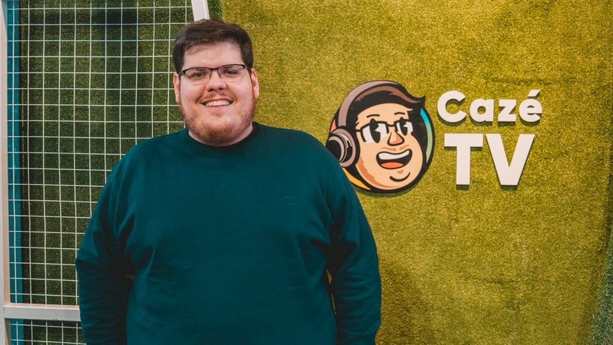 Imagem ilustrativa sobre Cazé TV tem cena hilária: João Fonseca brinca ao cortar Guga por João Barretto