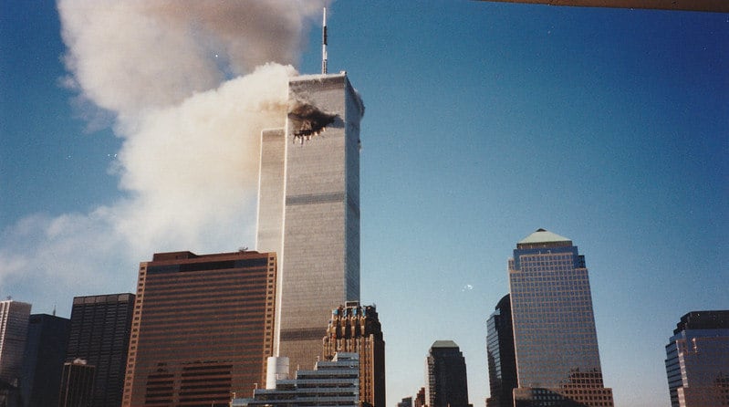 Imagem ilustrativa sobre Officiante militar, que 'previu' 9/11, morre ao salvar quase 3 mil pessoas nas Torres Gêmeas
