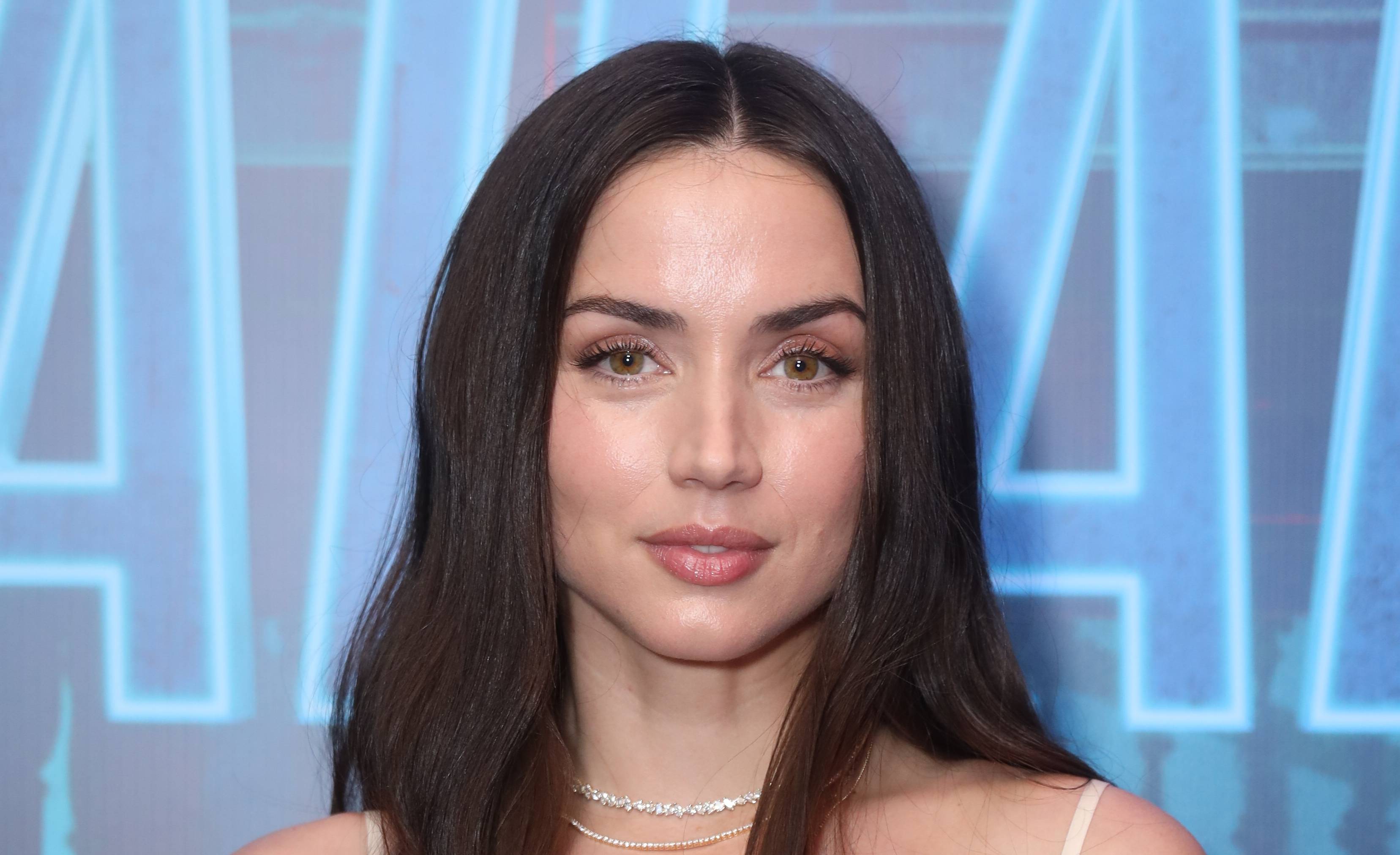 Imagem ilustrativa sobre Ana de Armas flagrada beijando cantor Beto Montenegro: shows nova fase do casal